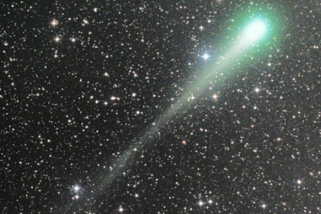 К Земле движется необычная комета
