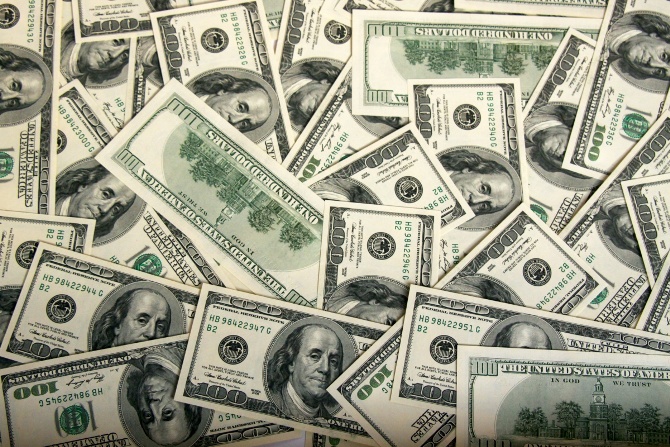 Эксперты объяснили поведение доллара