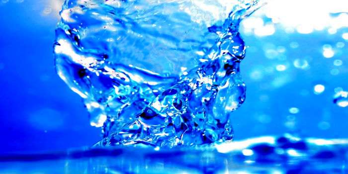 Ученые показали, как вода может «течь назад во времени»