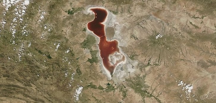 «Кровавое озеро» в Иране: мистика или предупреждение