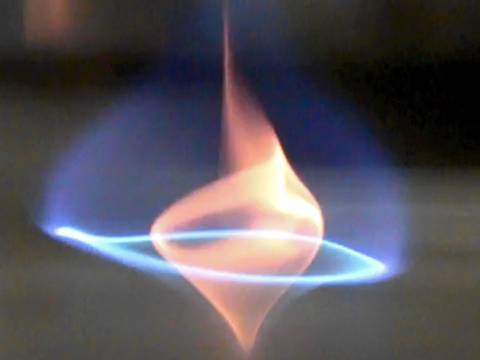 Ученые открыли новый вид пламени – голубое огненное торнадо