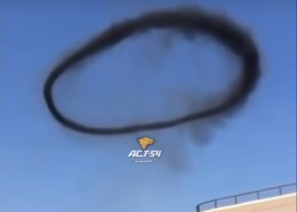 В небе над Новосибирском засняли летающее черное кольцо