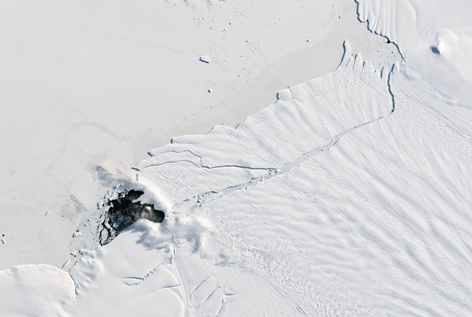 В НАСА показали снимок огромного отколовшегося айсберга