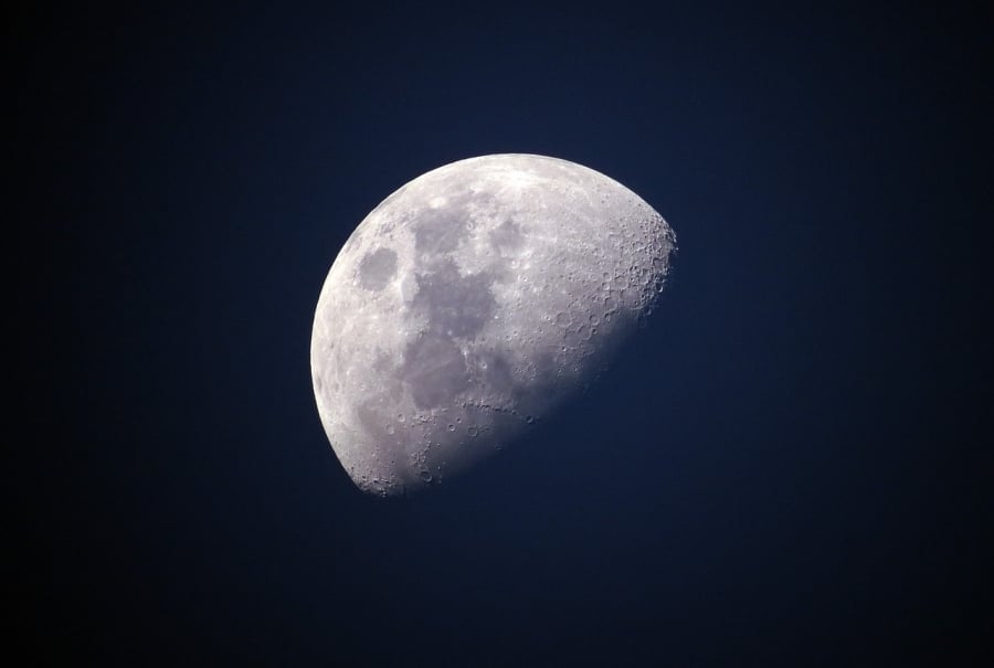 Таинственный черный прямоугольник обнаружили на фотографиях Луны