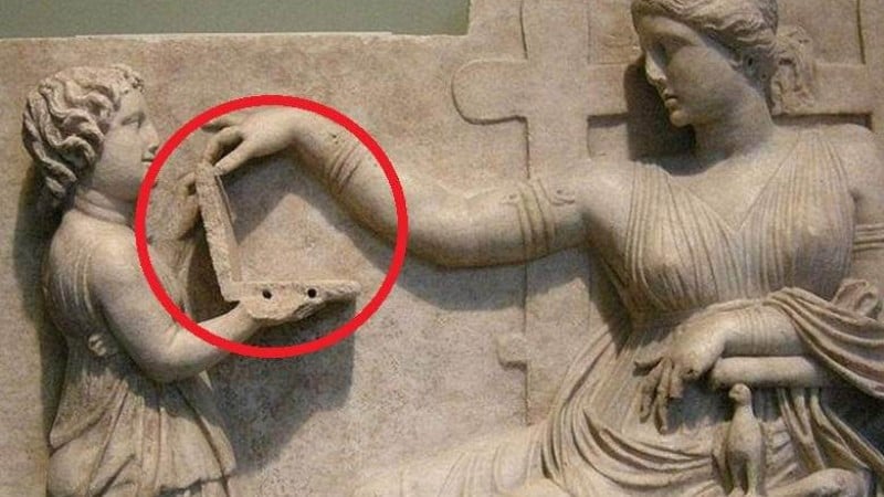На древней статуе обнаружили девочку с ноутбуком