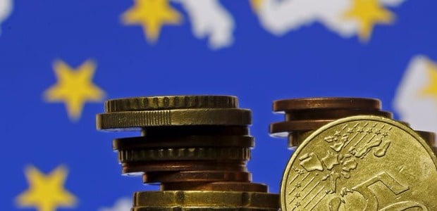 Евро дешевеет к большинству мировых валют из-за Греции