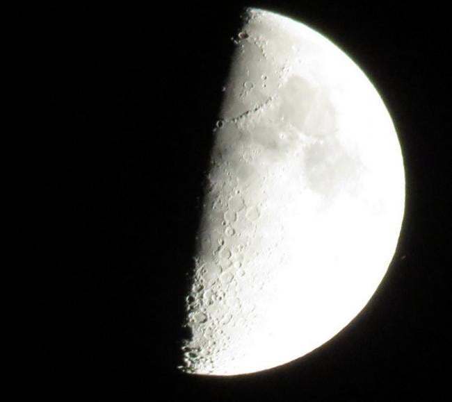 Итальянец случайно заснял НЛО возле Луны