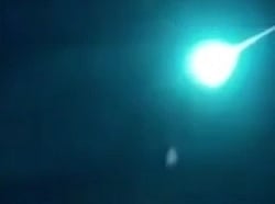 Огромный зеленый метеор озарил ночное небо в Сибири
