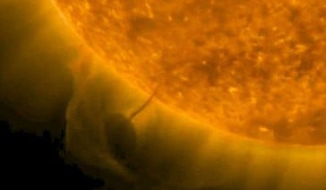 Огромный НЛО сфотографировали рядом с Солнцем