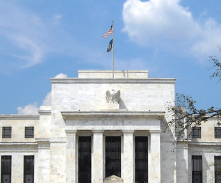 ФРС сохранила ключевую ставку и ухудшила экономический прогноз