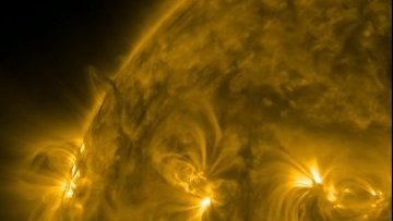 NASA показало видео образования арок на Солнце