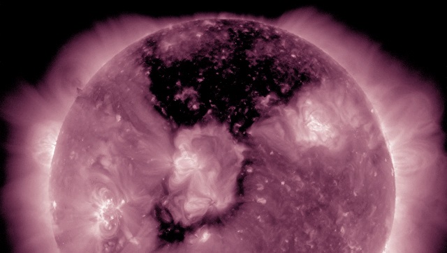 NASA опубликовало видео гигантской дыры на Солнце