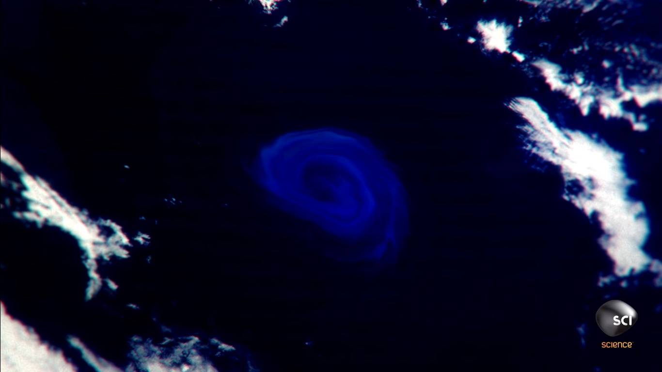 Спутник НАСА зафиксировал в Тихом океане синий светящийся водоворот
