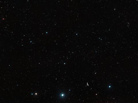 Hubble заснял редкую галактику-головастик с «детским лицом»