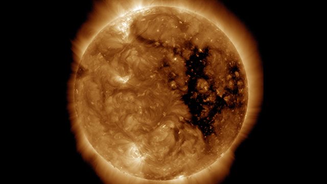 Ученые зафиксировали на Солнце огромную коронарную дыру