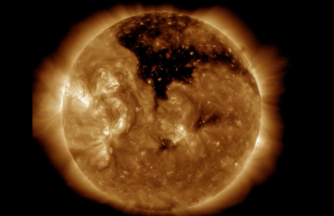 Ученые обнаружили новую большую дыру на Солнце