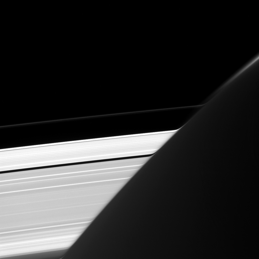 Ученые NASA заметили странный изгиб колец Сатурна
