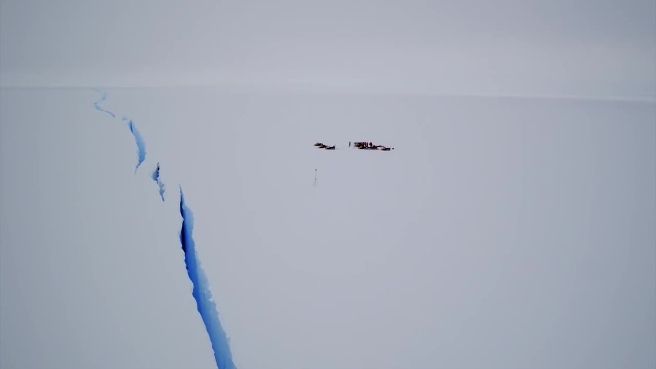 Кадры дня: дрон снял огромную трещину в Антарктиде