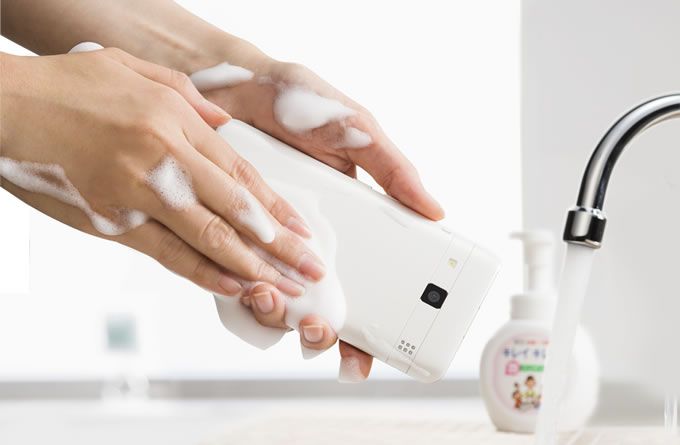 В Японии начнут продавать смартфон Rafre Kyocera, который можно помыть с мылом
