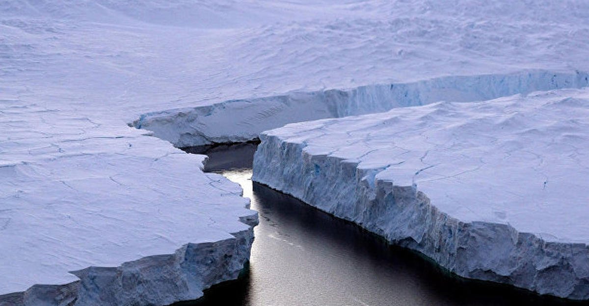 Ученые назвали причину появления крупных трещин на ледниках Антарктиды