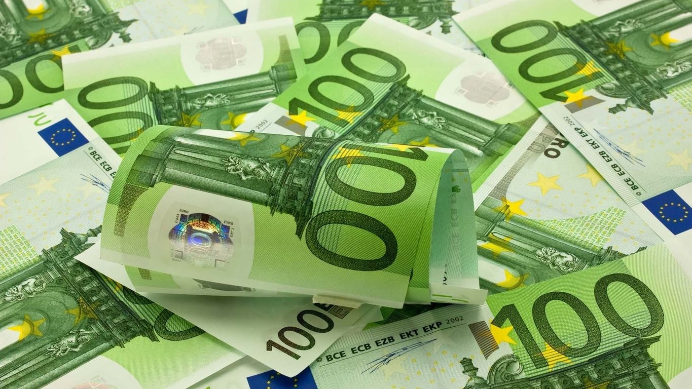 Евро мертв: Ле Пен пообещала после своей победы вернуть в оборот старые банкноты