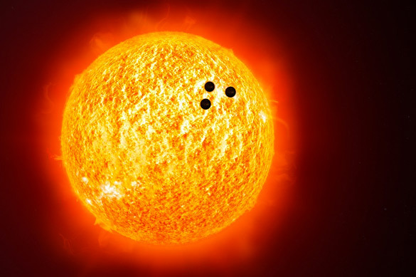 NASA зафиксировало три огромных НЛО на фоне Солнца