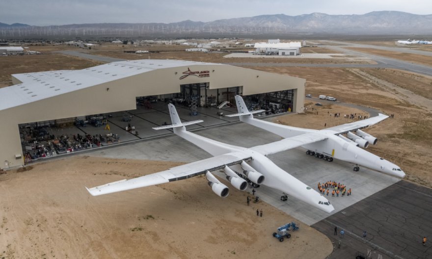 Невероятный гигант: в США показали самый большой в мире самолет