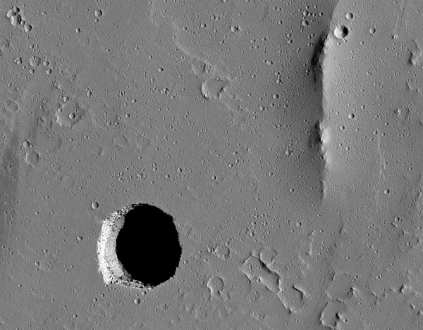 NASA нашло на Марсе загадочную дыру