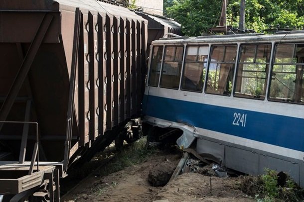 В Днепре поезд врезался в трамвай: есть погибшие