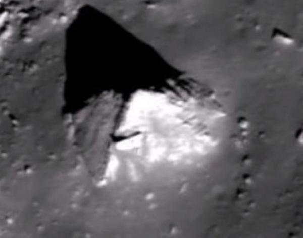Ученые: На Луне обнаружена древняя пирамида