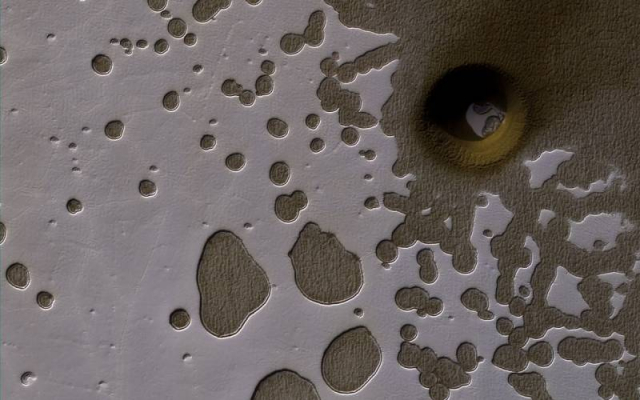 Уфологи: На Марсе обнаружен вход в подземную базу инопланетян