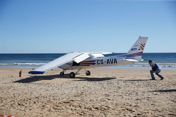 В Португалии самолет на пляже сбил людей (видео)