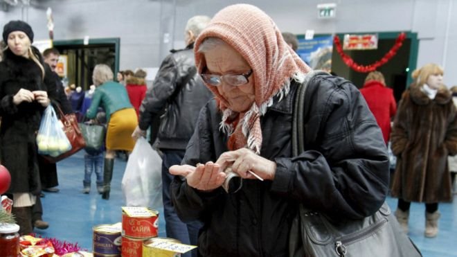 Российские пенсионеры устроили давку в очереди за бесплатной кашей