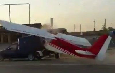 В Чечне самолет врезался в автомобиль