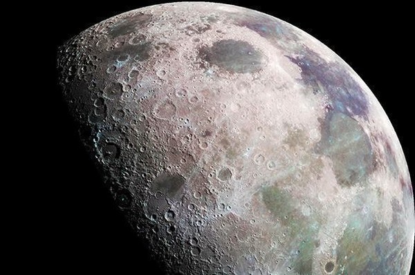 Астрономы объяснили загадочные вспышки на Луне