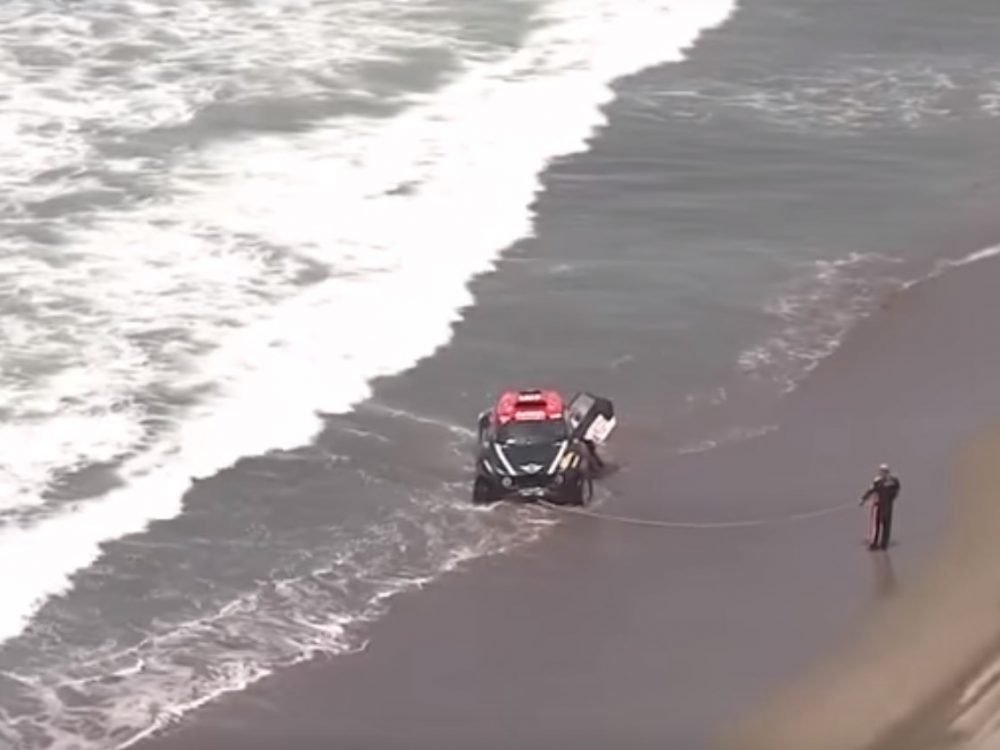Автомобиль, участвующий в авторалли "Дакар", чуть не смыло в океан
