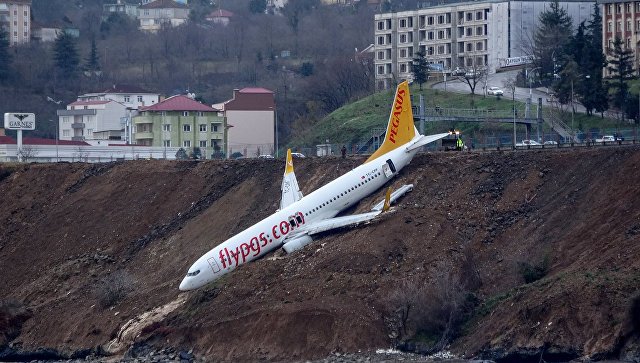 Чудом выжившие: кадры эвакуации пассажиров из самолета, зависшего над обрывом в Турции