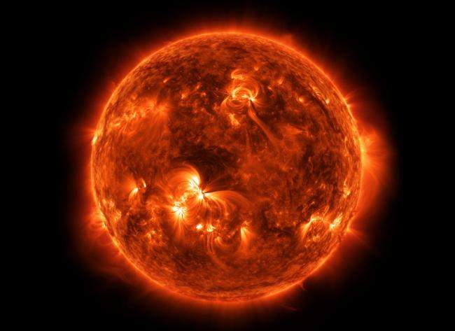 Учёные заметили возле Солнца странную аномалию