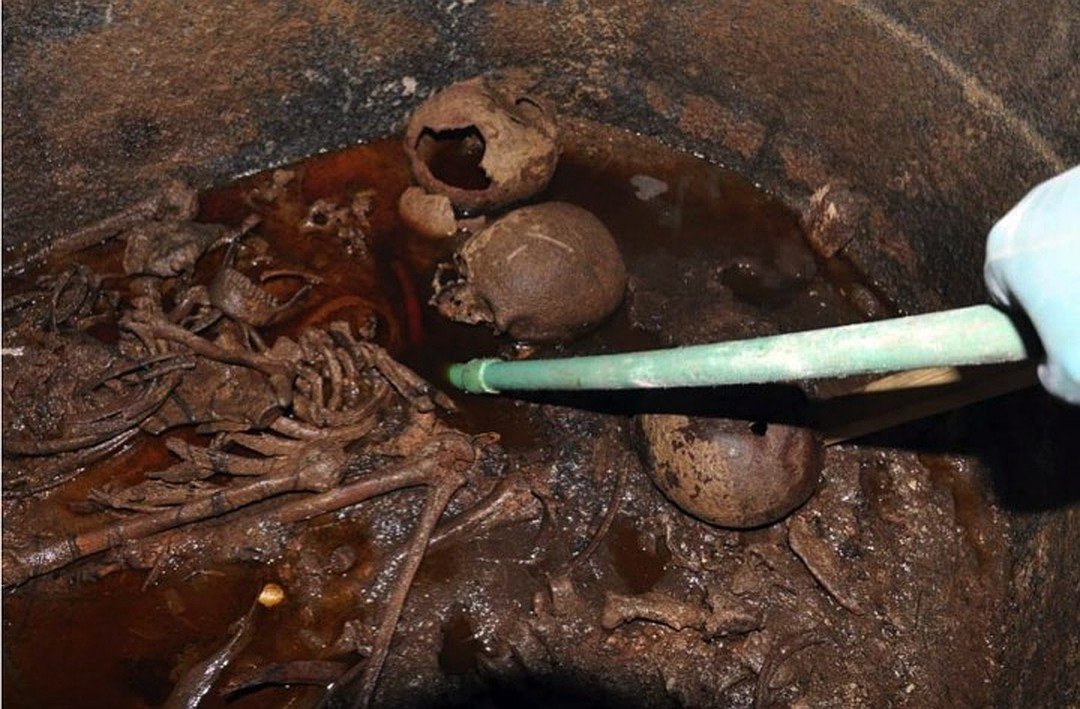 В Египте археологи вскрыли таинственный черный саркофаг: жуткие кадры содержимого