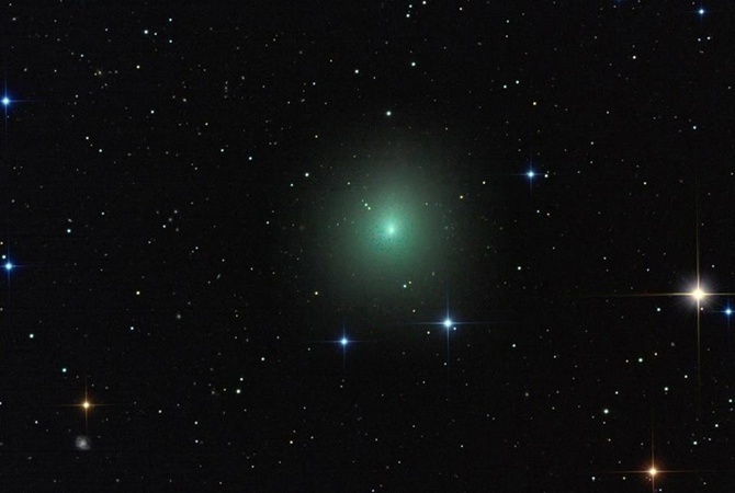 К Земле летит гигантская светящаяся комета