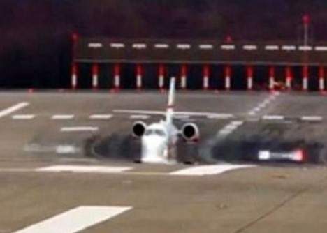 В Германии засняли экстремальную посадку самолета