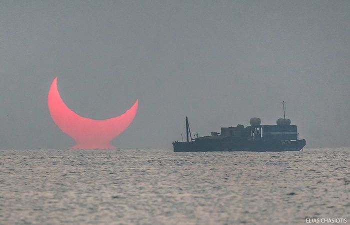 Фотограф запечатлел «рога дьявола» в Персидском заливе