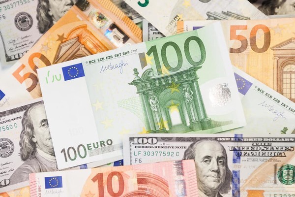 Доллар достиг двухлетнего максимума по отношению к евро