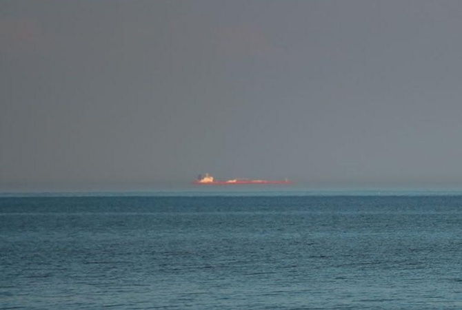 Под Одессой морские корабли зависли над водой (фото)