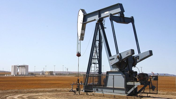 На мировых рынках цены на нефть обрушились на 30%