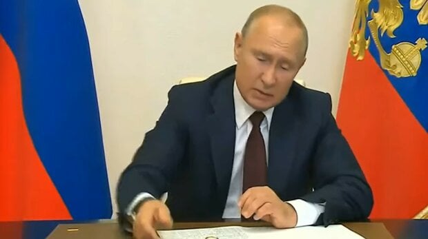 Владимира Путина высмеяли за трюк с ручкой в стиле Януковича