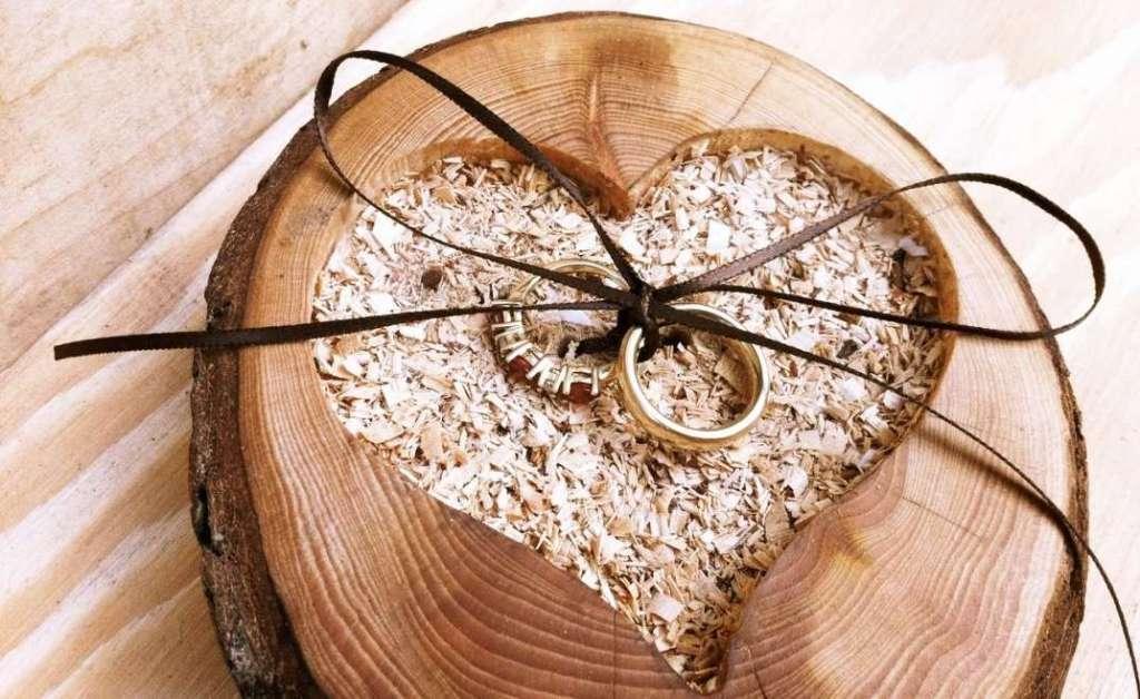Что дарить на деревянную свадьбу любимому?