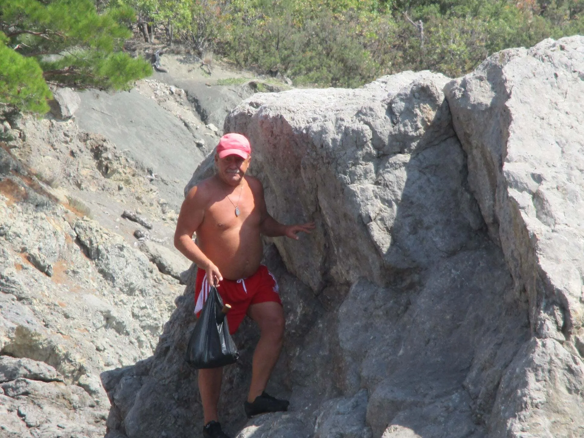 Турист в Крыму просверлил скалу и назвал ее в свою честь. ФОТО