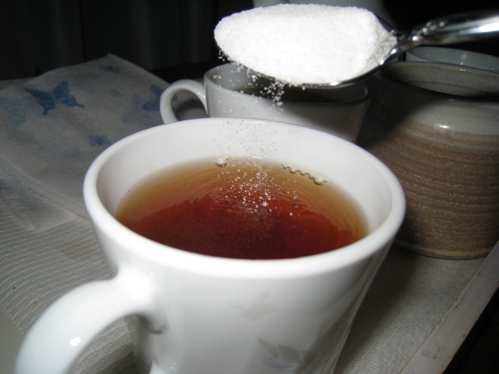 Почему в горячем чае кусочек сахара. Чай с сахаром. Черный чай с сахаром. Черни чай с сахаром. Сладкий чай с сахаром.
