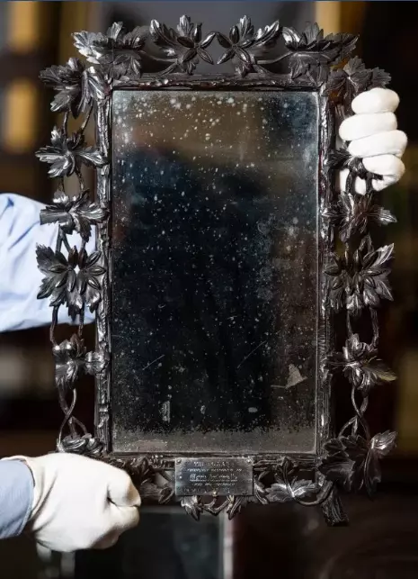 Горожане 40 лет пользовались зеркалом, не зная, что оно принадлежало королеве Франции. ФОТО